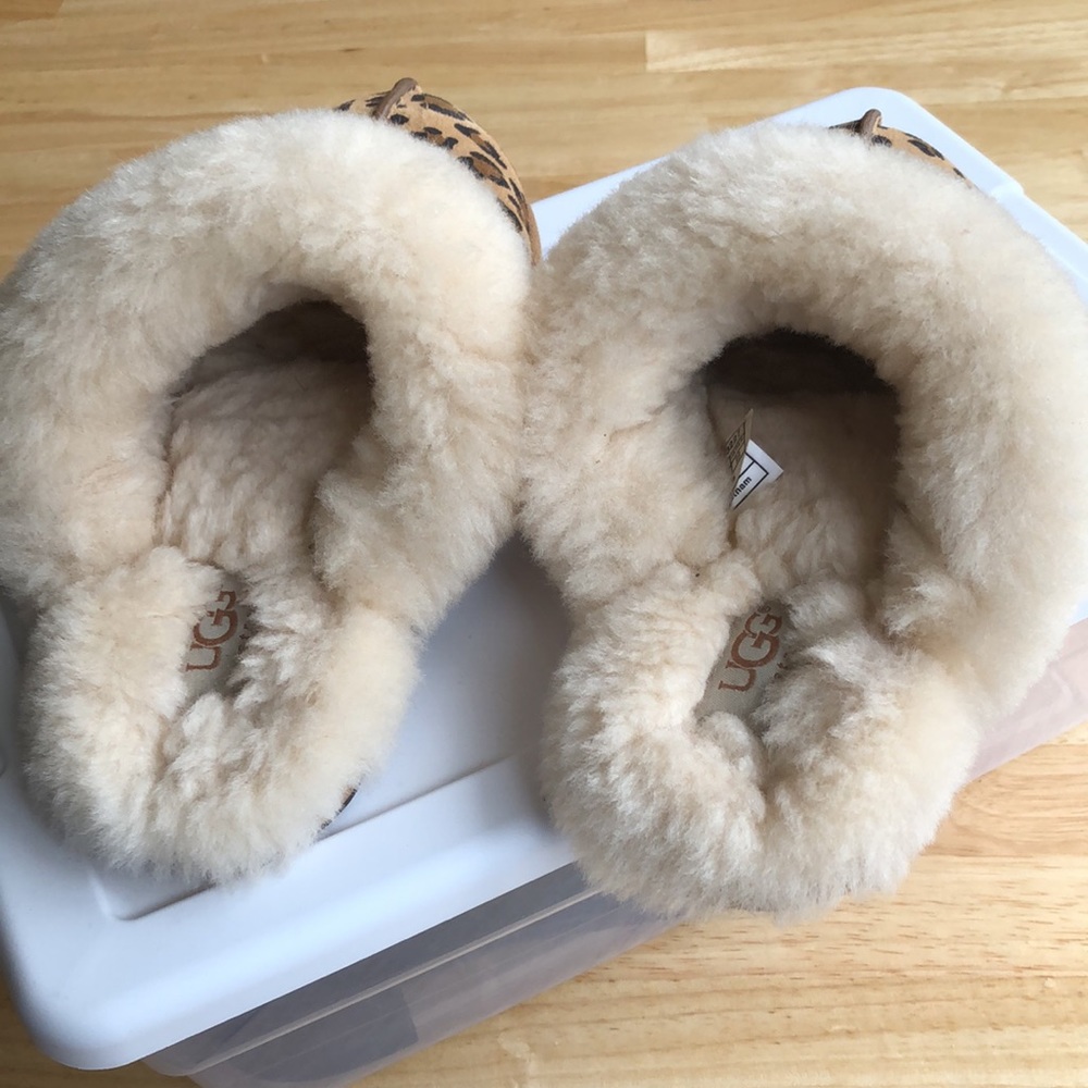 UGG “ Scuffette”Slippers -US Size 5. Leather with rubber sole. Like new. - Picture 7 of 9